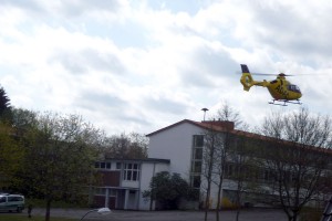 Schulhof als Landeplatz des Rettungshubschraubers (Foto: Stefan Bähr)
